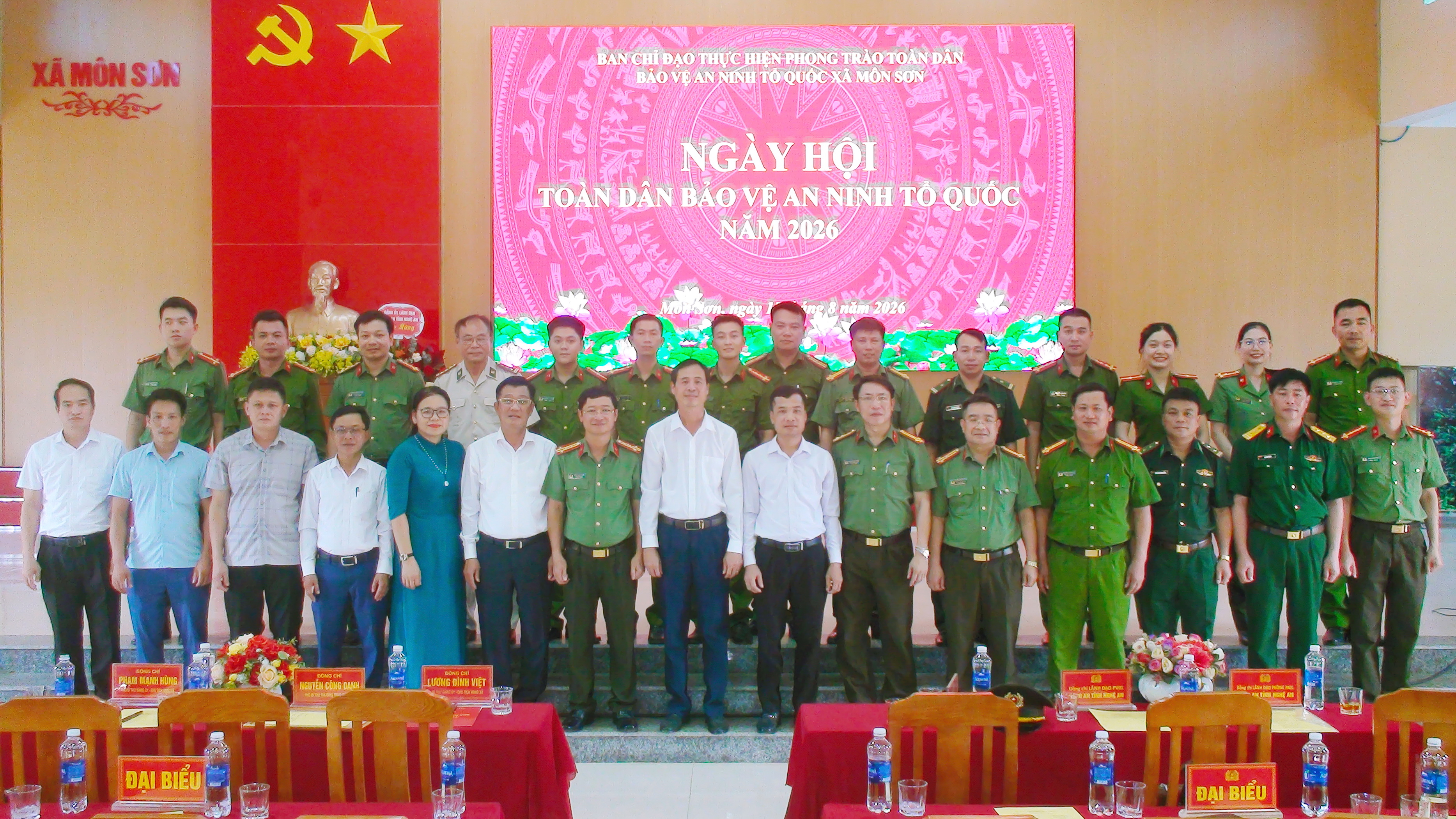 Đồng chí Đại tá Trần Ngọc Tuấn, Phó Giám đốc Công an tỉnh chung vui Ngày hội toàn dân bảo vệ an ninh Tổ quốc tại xã Môn Sơn
