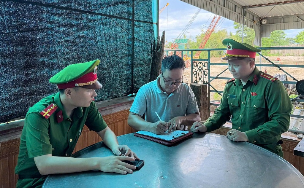 Công an xã Đại Đồng tuyên truyền, ký cam kết chấp hành pháp luật đối với bến thủy nội địa, bãi tập kết cát, sỏi, vật liệu xây dựng