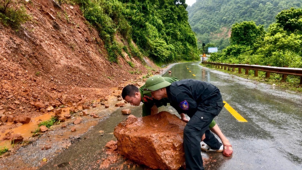 Công an xã Nậm Cắn kịp thời xử lý tảng đá lớn sạt xuống Quốc lộ 7