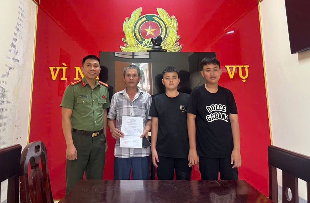 Nhận lại điện thoại, anh Lượng viết thư cảm ơn hai học sinh và Công an xã Nam Đàn