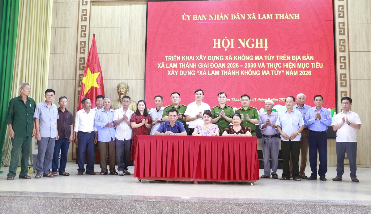 Đại diện các ban, ngành, đoàn thể, các xóm và các đơn vị liên quan ký cam kết thực hiện các nội dung xây dựng “xã Lam Thành không ma túy” năm 2026