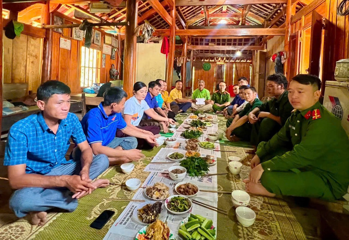 Đoàn công tác trao tặng quà động viên và nấu bữa cơm tình nghĩa