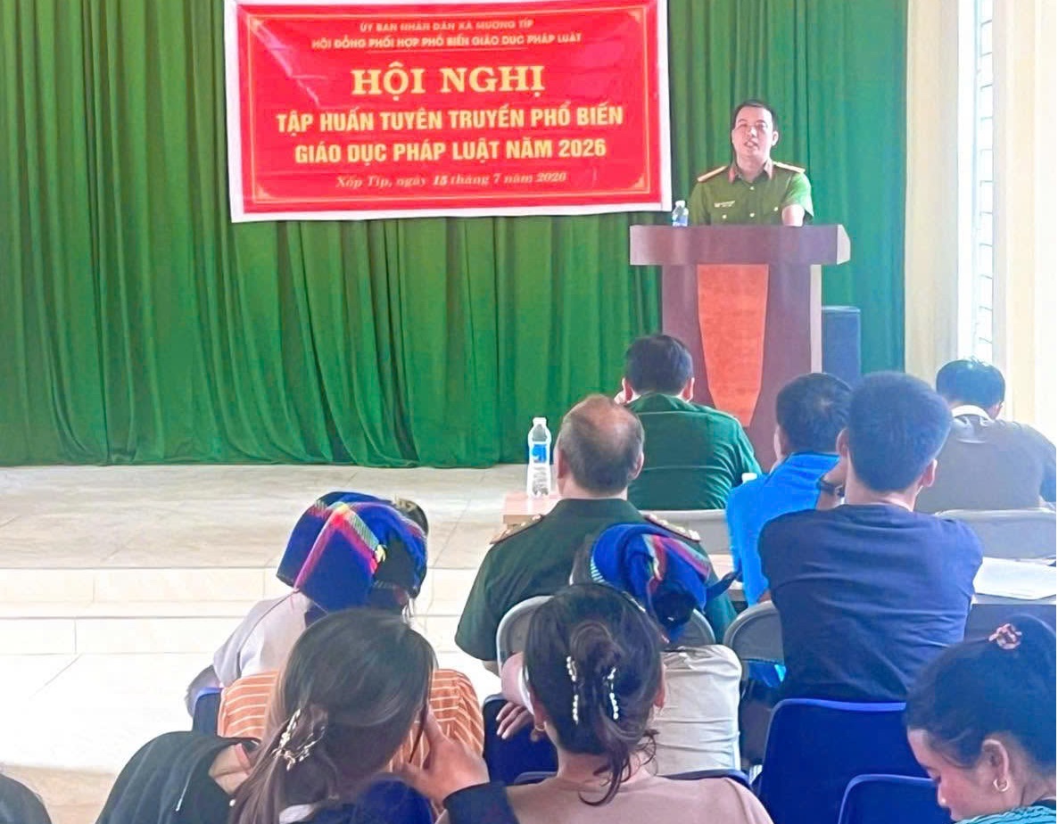 Công an xã Mường Típ tuyên truyền phổ biến giáo dục pháp luật tới người dân