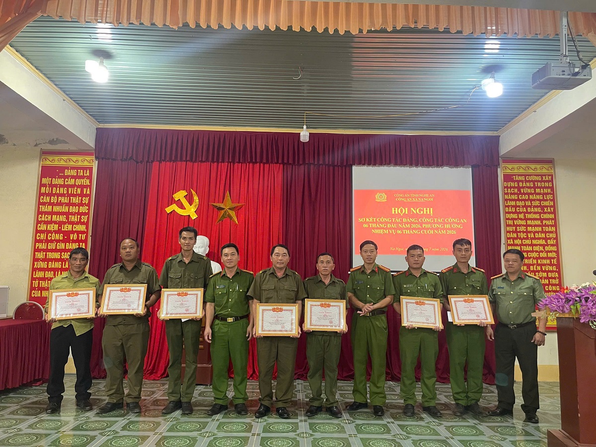 Khen thưởng tập thể, cá nhân có thành tích xuất sắc