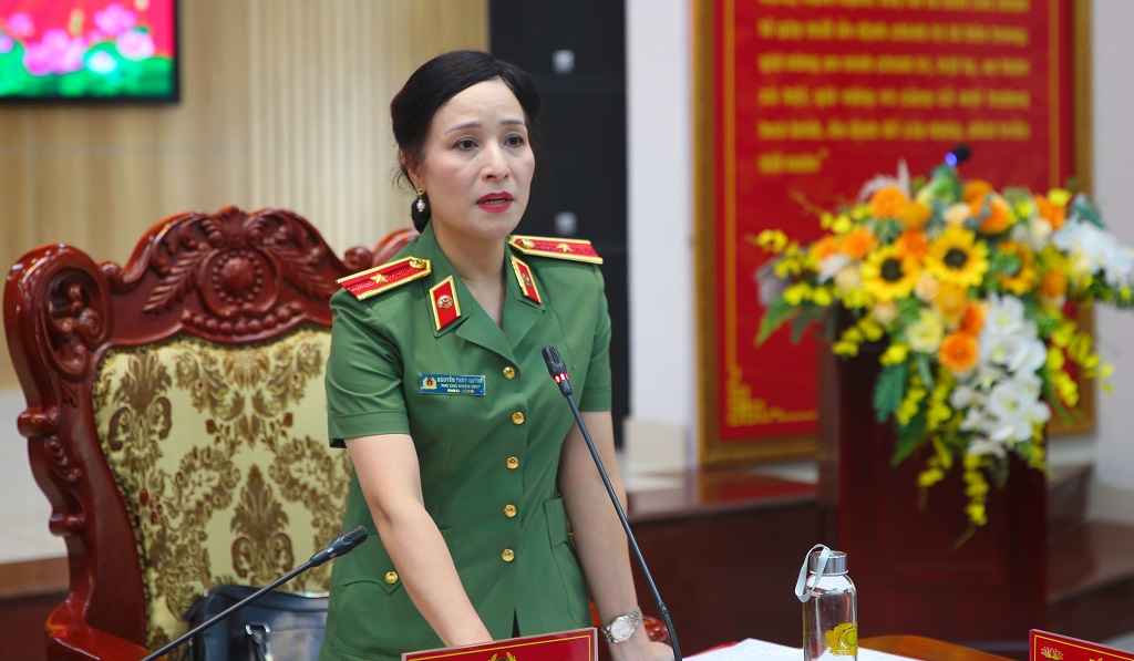 Đồng chí Thiếu tướng Nguyễn Thúy Quỳnh, Phó Chủ nhiệm Ủy ban Kiểm tra Đảng ủy Công an Trung ương, Phó trưởng đoàn thường trực phát biểu tại Hội nghị