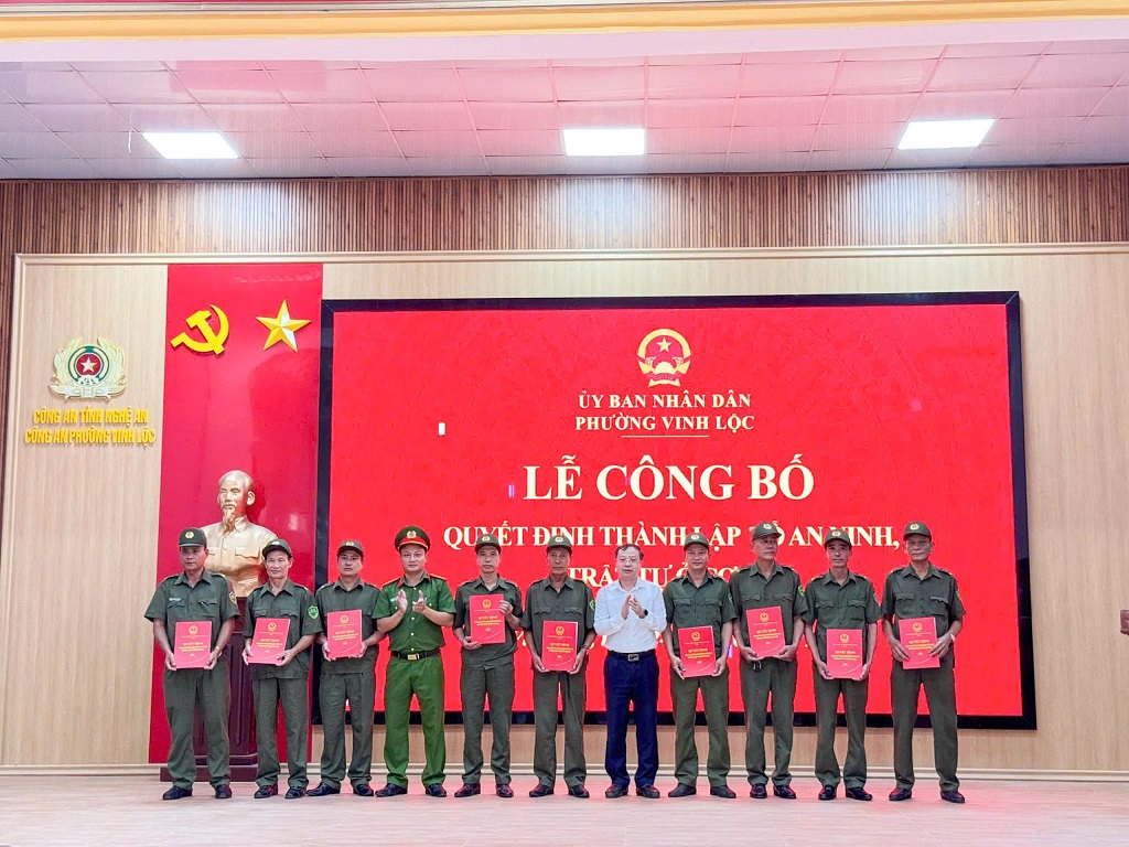Lãnh đạo phường Vinh Lộc và Chỉ huy Công an phường trao QĐ cho Tổ ANTT ở cơ sở
