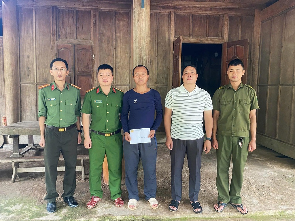 Công an xã Bắc Lý tặng quà gia đình chính sách