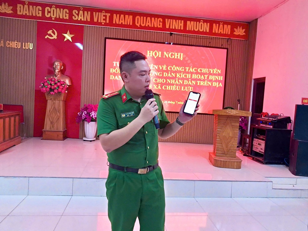 Cán bộ Công an xã hướng dẫn quy trình thực hiện nhiệm vụ hướng dẫn người dân các bước kích hoạt tài khoản Định danh điện tử VNeID