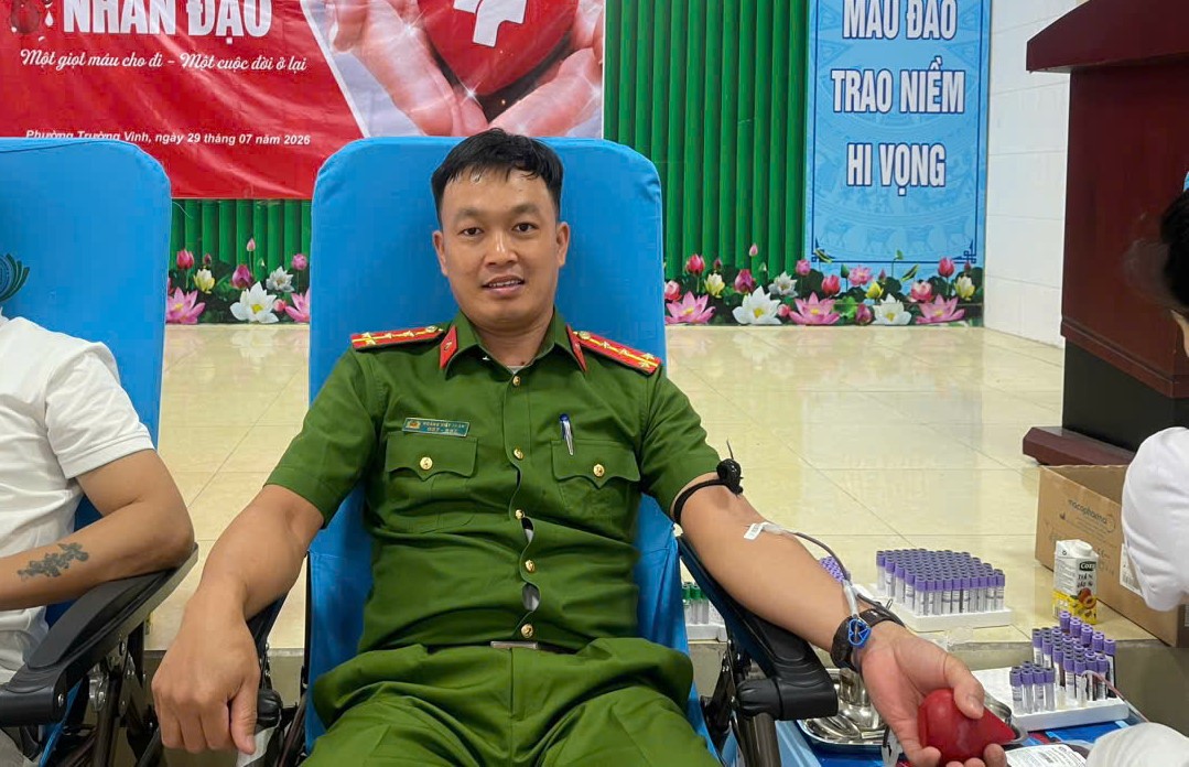Đại úy Nguyễn Xuân Đức hiến máu cứu người