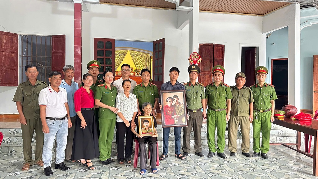 Công an xã Đại Đồng trao tặng ảnh phục dựng chân dung Liệt sĩ Trần Văn Nam cho Mẹ Việt Nam Anh hùng Nguyễn Thị Lan