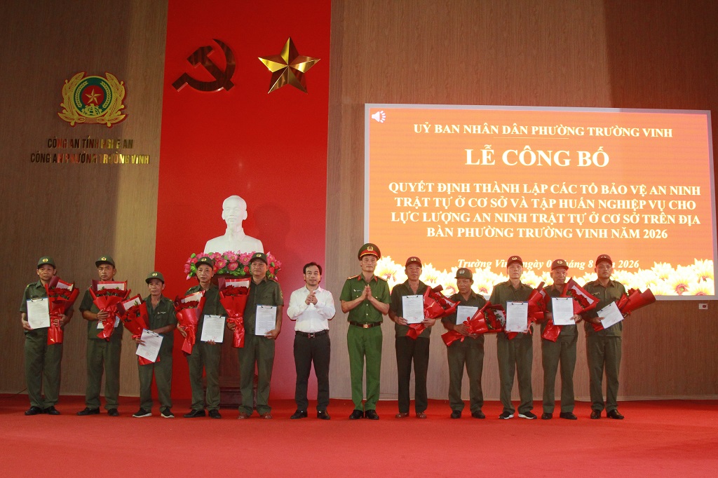 Lãnh đạo UBND phường và Chỉ huy Công an phường trao Quyết định cho các Tổ ANTT ở cơ sở