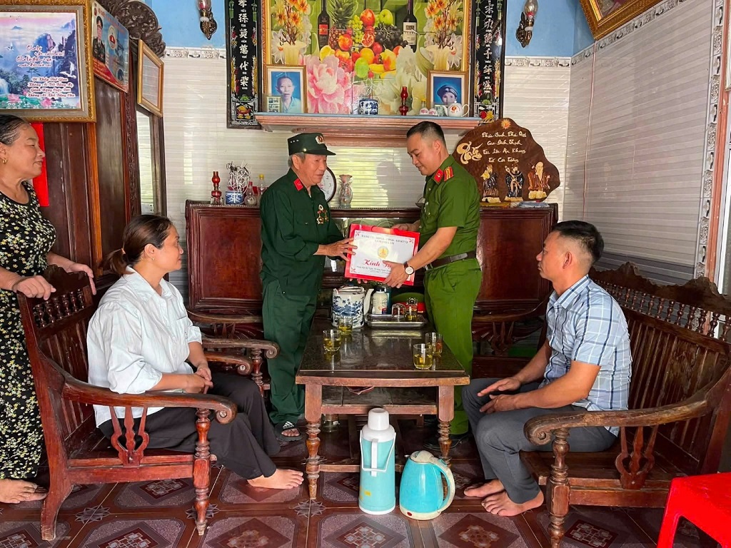 Công an xã Hạnh Lâm tri ân người có công với cách mạng nhân kỷ niệm 79 năm Ngày Thương binh - Liệt sĩ