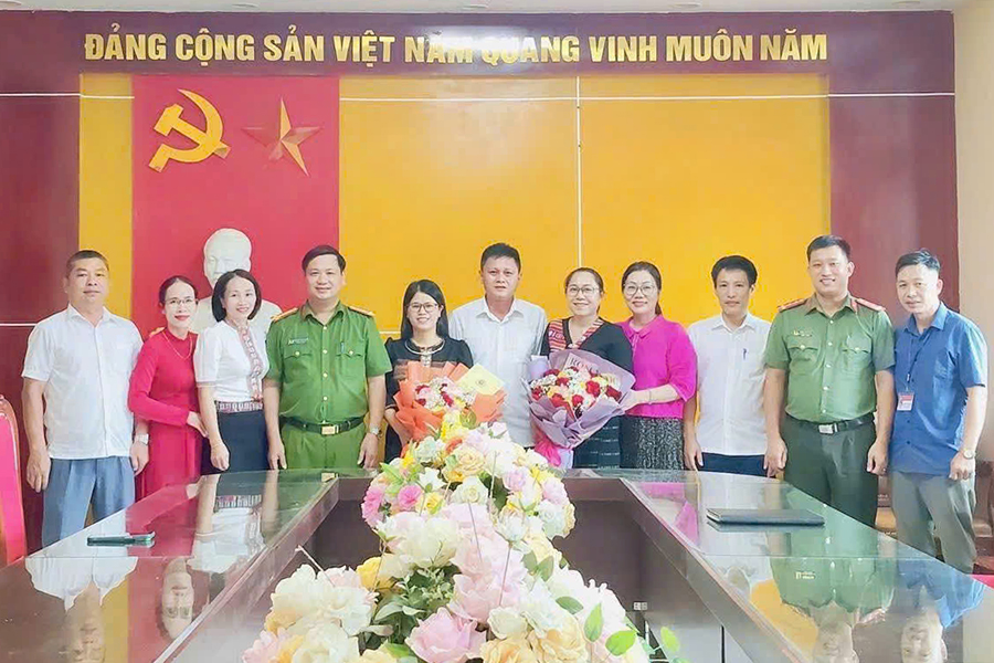 Công an xã Môn Sơn chúc mừng cán bộ, công chức Ban Xây dựng Đảng xã