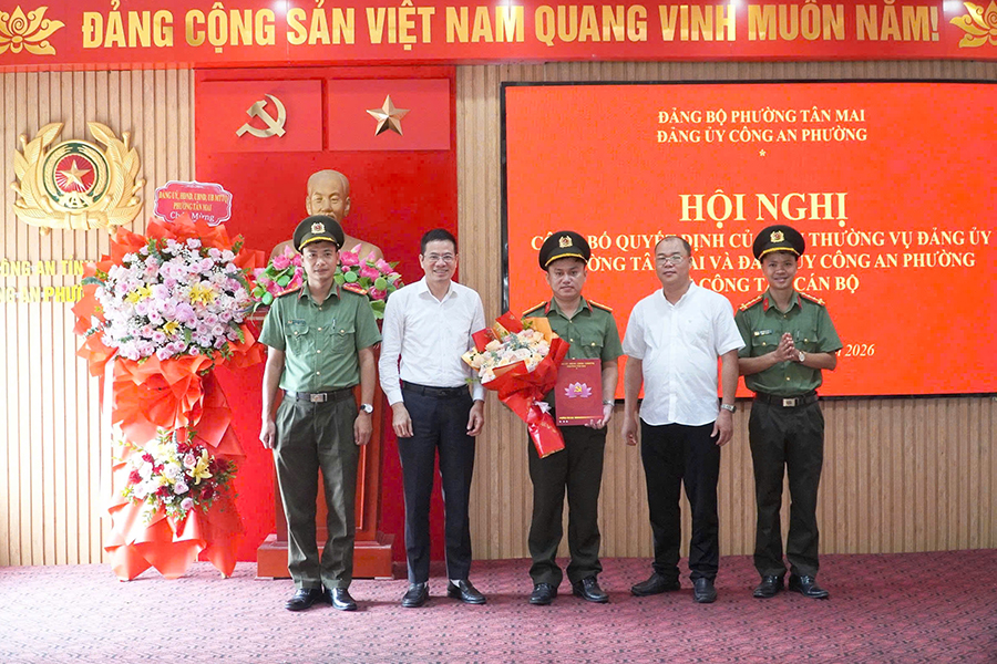 Trao quyết định thành lập Đảng bộ Công an phường Tân Mai