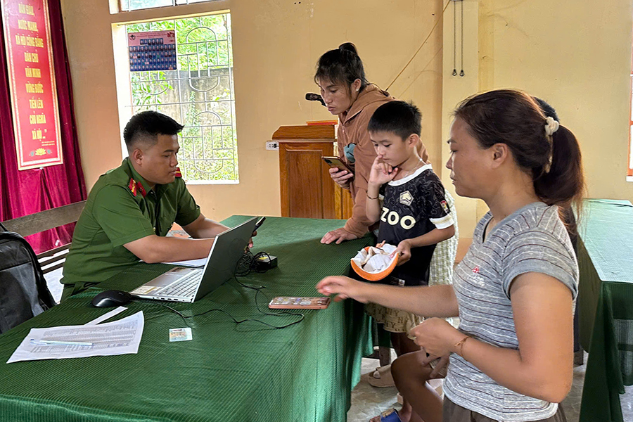 Công an xã hỗ trợ người dân kích hoạt định danh điện tử