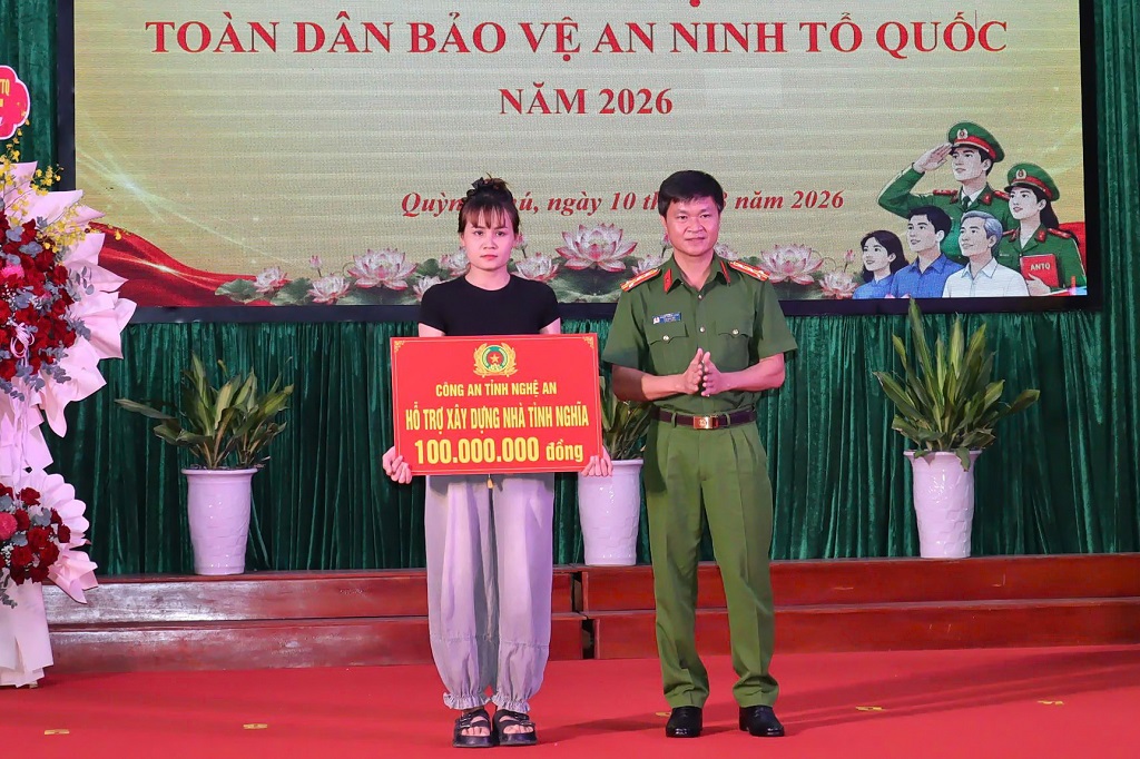 Đại tá Phạm Thành Long – Phó Giám đốc Công an tỉnh Nghệ An trao biển tượng trưng hỗ trợ hộ nghèo kinh phí xây dựng nhà tình nghĩa.