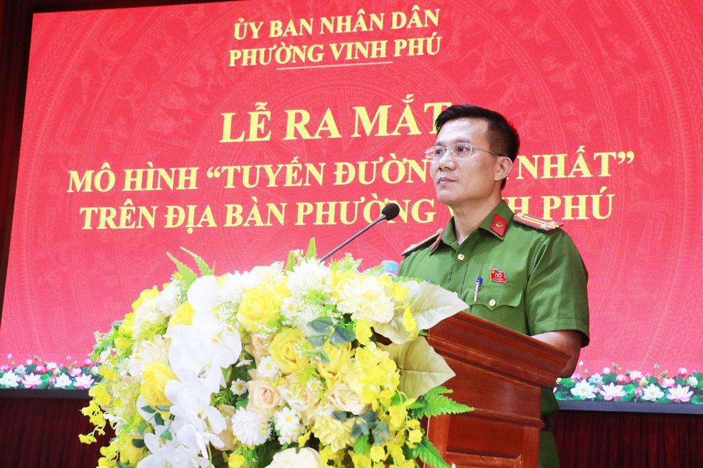 Đồng chí Trung tá Hoàng Anh Thái, Trưởng Công an phường phát biểu tại buổi lễ