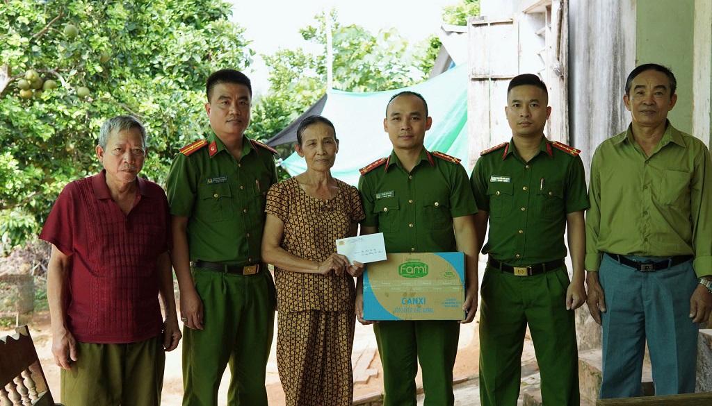 Công an phường tặng quà gia đình chính sách, người có công với cách mạng