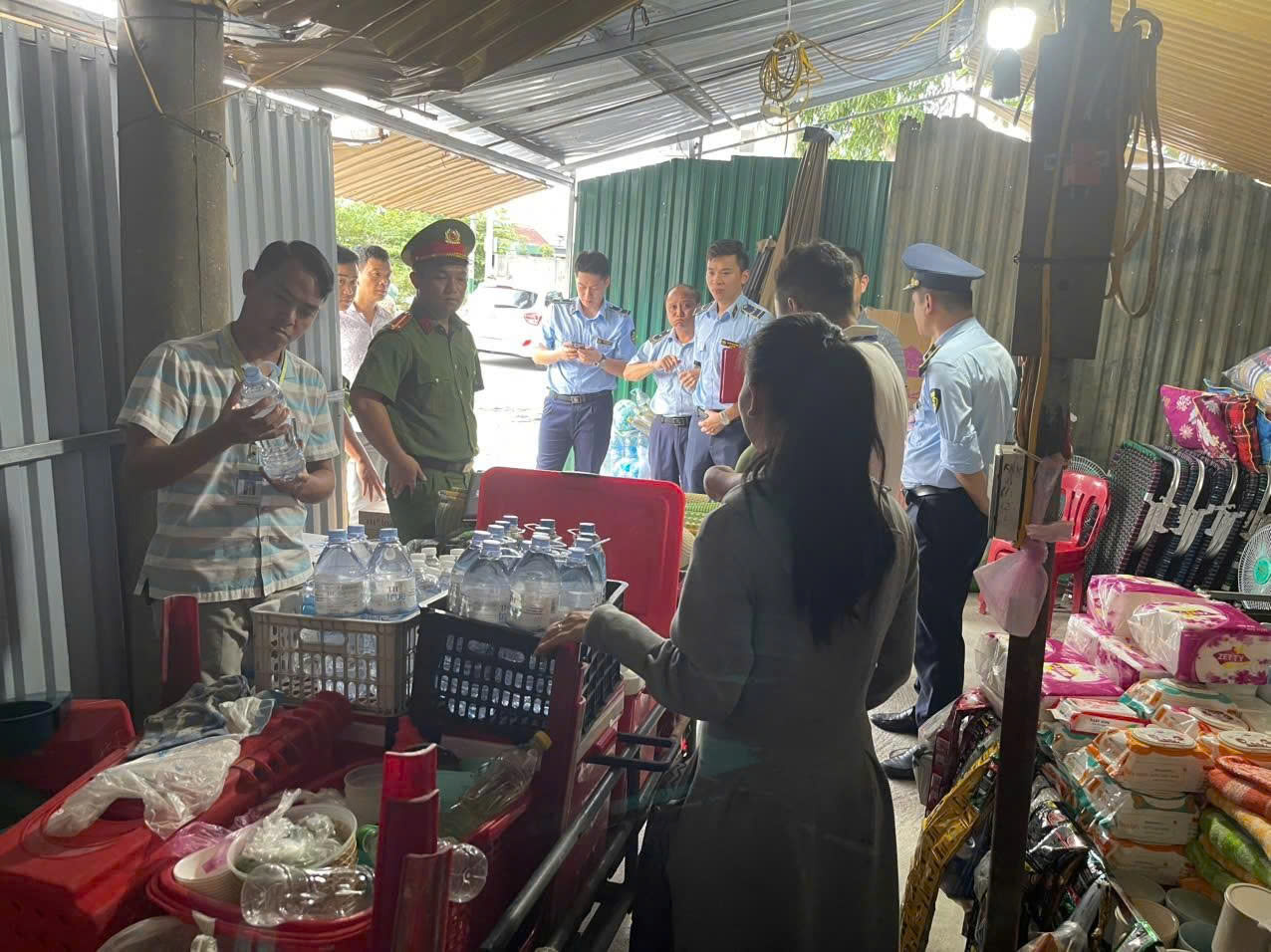 Công an phường Vinh Phú, Phòng Kinh tế, hạ tầng đô thị phường và Đội Quản lý thị trường số 11 (Chi Cục Quản lý thị trường Nghệ An) kiểm tra ki-ốt bán hàng của P.T.H.