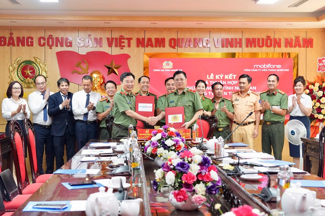 Đồng chí Thiếu tướng Đinh Việt Dũng, Ủy viên Ban Thường vụ Tỉnh ủy, Bí thư Đảng ủy, Giám đốc Công an tỉnh và đồng chí Thiếu tướng Trương Sơn Lâm, Bí thư Đảng  ủy, Chủ tịch Tổng Công ty viễn thông MobiFone ký kết Thỏa thuận hợp tác về chuyển đổi số giai đoạn 2026 -2030