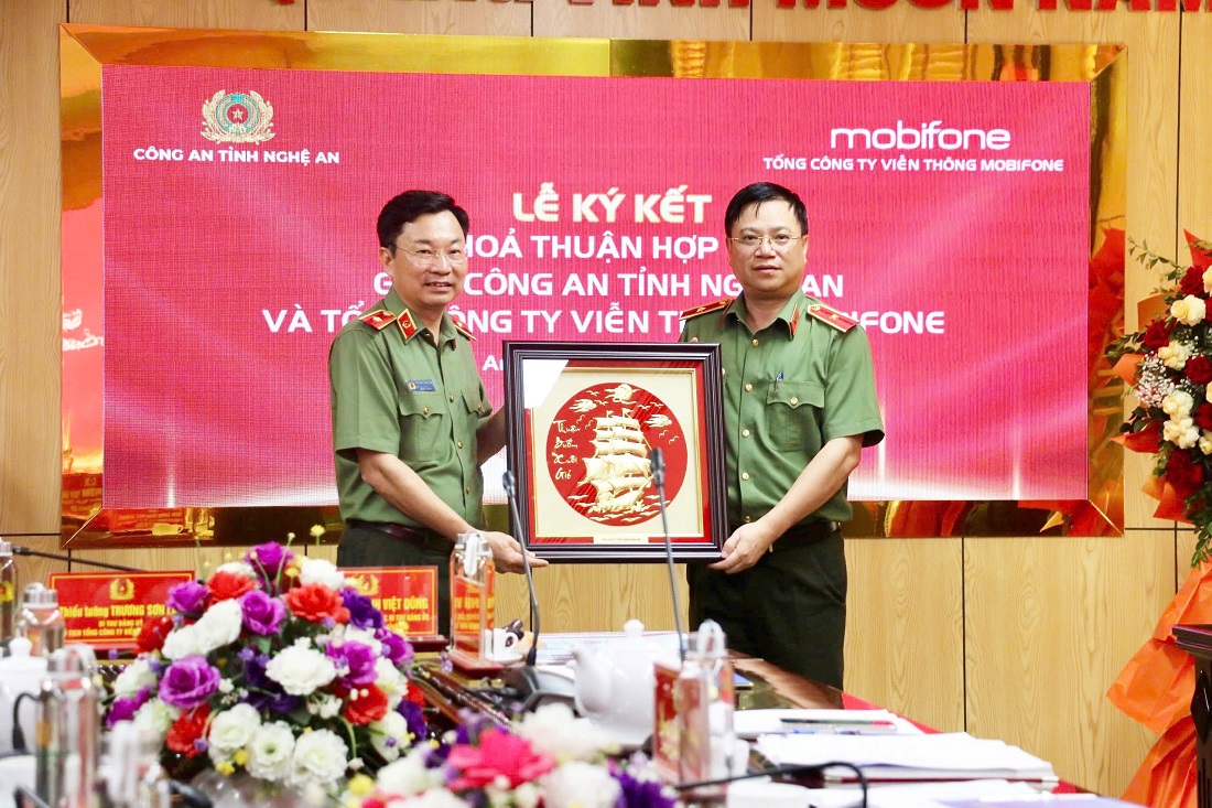 Tổng Công ty viễn thông MobiFone tặng quà lưu niệm Công an tỉnh Nghệ An