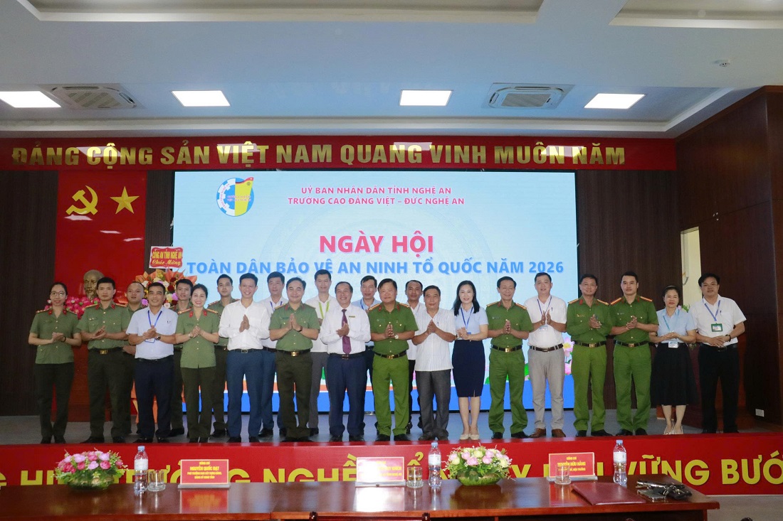Đại biểu chụp ảnh lưu niệm