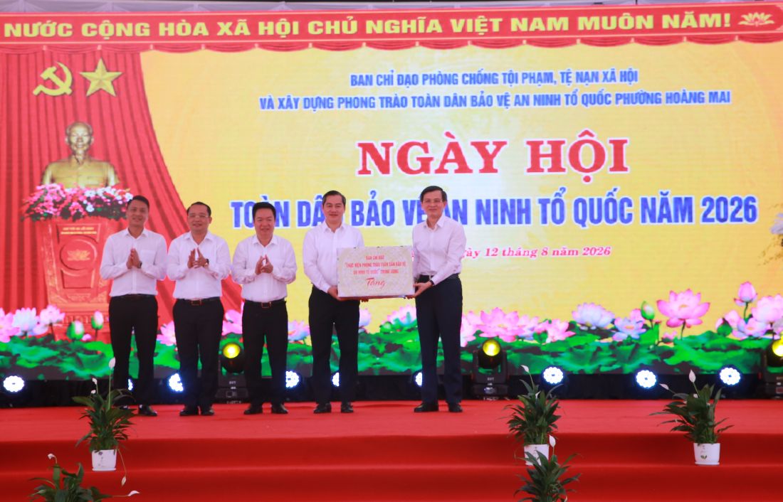 Đồng chí Đoàn Minh Huấn - Ủy viên Bộ Chính trị, Giám đốc Học viện Chính trị Quốc gia Hồ Chí Minh, Phó Chủ tịch Thường trực Hội đồng Lý luận Trung ương tặng quà Đảng bộ, chính quyền và Nhân dân phường Hoàng Mai