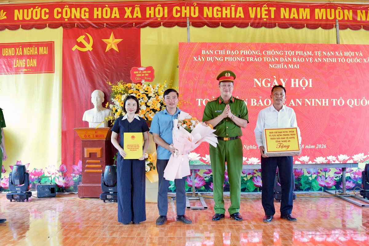 Đồng chí Đại tá Nguyễn Đức Cường, Ủy viên Ban Thường vụ Đảng ủy, Phó Giám đốc Công an tỉnh trao quà của Ban Chỉ đạo phòng chống tội phạm, tệ nạn xã hội và xây dựng phong trào toàn dân bảo vệ an ninh Tổ quốc tỉnh tặng Đảng bộ, chính quyền và Nhân dân xã Nghĩa Mai