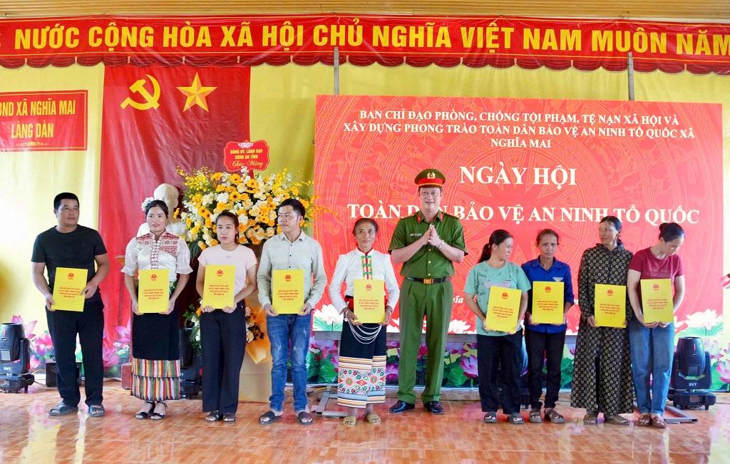 Đồng chí Đại tá Nguyễn Đức Cường, Ủy viên Ban Thường vụ Đảng ủy, Phó Giám đốc Công an tỉnh trao quà của Ban Chỉ đạo phòng chống tội phạm, tệ nạn xã hội và xây dựng phong trào toàn dân bảo vệ an ninh Tổ quốc tỉnh tặng Đảng bộ, chính quyền và Nhân dân xã Nghĩa Mai