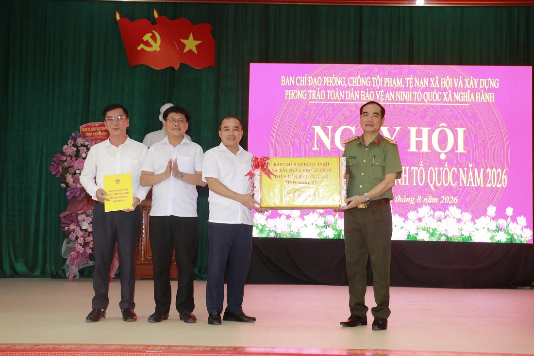 Đồng chí Đại tá Phạm Hữu Trường, Phó Giám đốc Công an tỉnh trao quà của Ban Chỉ đạo phòng chống tội phạm, tệ nạn xã hội và xây dựng phong trào toàn dân bảo vệ an ninh Tổ quốc tỉnh tặng Đảng bộ, chính quyền và Nhân dân xã Nghĩa Hành