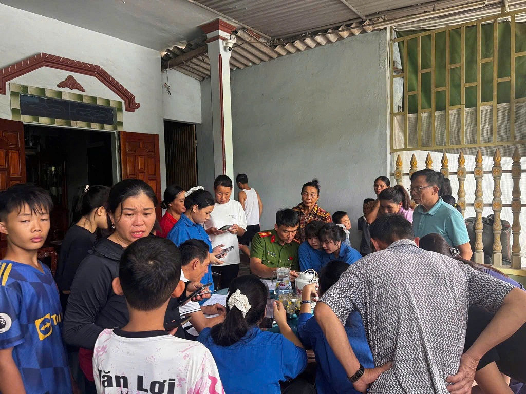 Công an xã hướng dẫn, hỗ trợ người dân