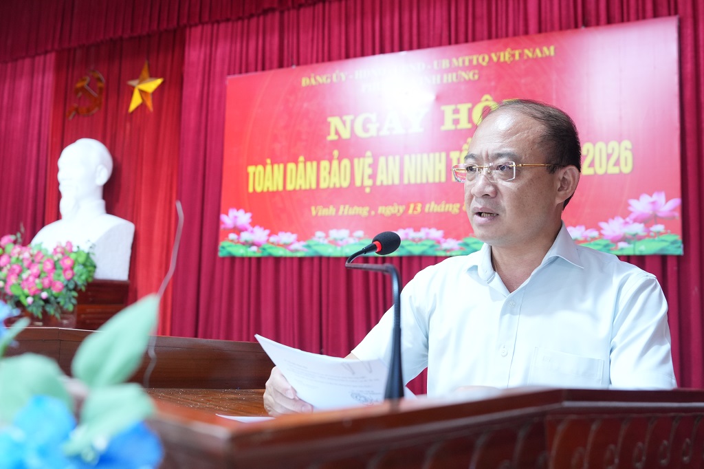 Đồng chí Nguyễn Hoàng Minh, Phó Bí thư Đảng ủy, Chủ tịch UBND phường Vinh Hưng phát biểu tại Ngày hội    