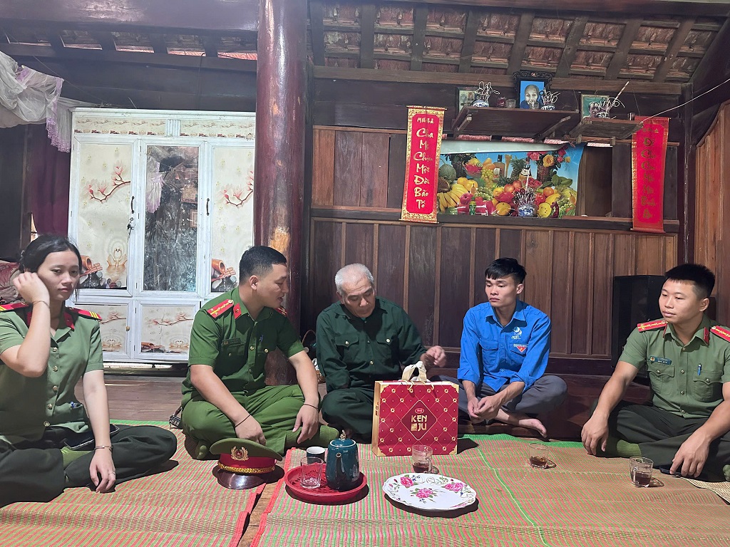 Công an xã thăm hỏi, tặng quà nhân Ngày Thương binh - Liệt sĩ