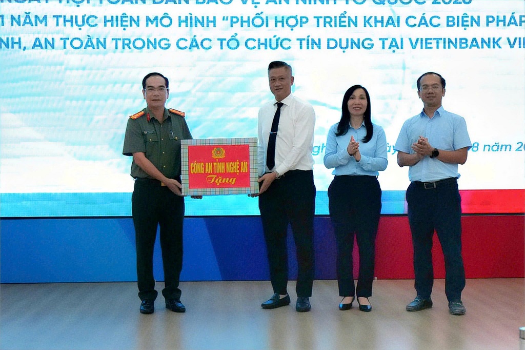 Đồng chí Đại tá Phạm Hữu Trường, Phó Giám đốc Công an tỉnh trao quà tặng tập thể VietinBank Chi nhánh Vinh