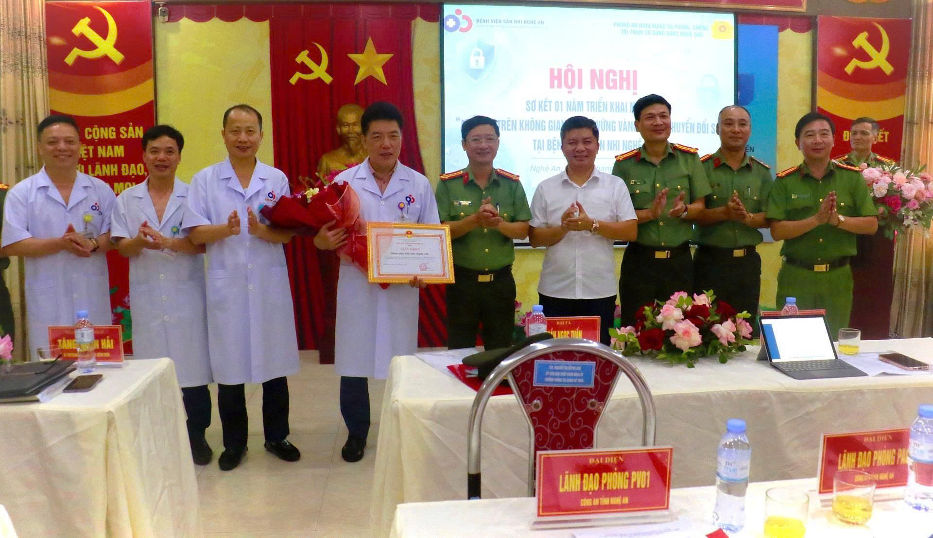 Đồng chí Đại tá Trần Ngọc Tuấn, Phó Giám đốc Công an tỉnh trao Giấy khen của Giám đốc Công an tỉnh tặng tập thể Bệnh viện Sản Nhi Nghệ An 