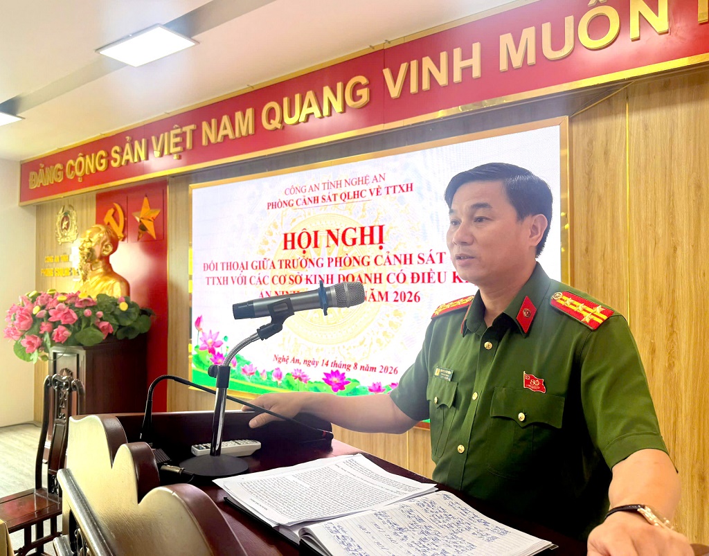  Đại tá Nguyễn Văn Hùng, Trưởng phòng Cảnh sát QLHC về TTXH phát biểu tại Hội nghị
