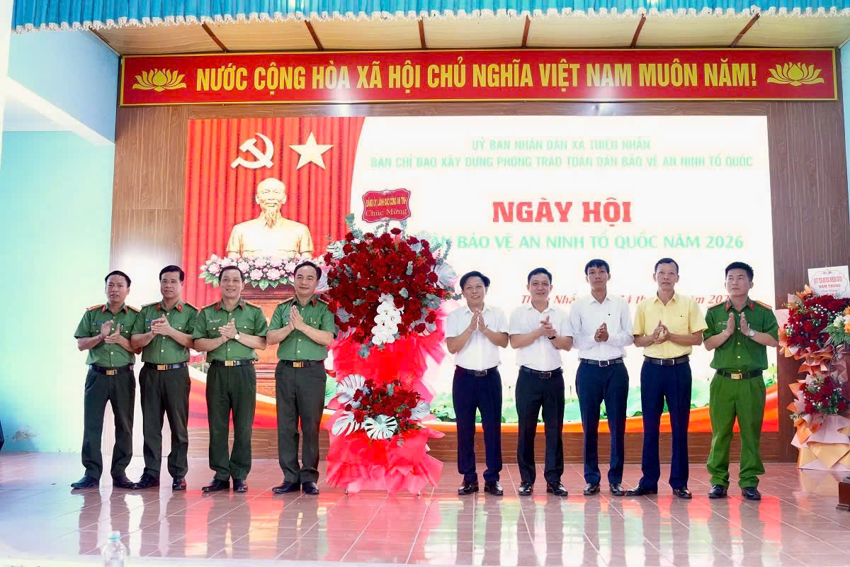 Thay mặt Ban Thường vụ Đảng ủy, Lãnh đạo Công an tỉnh, đồng chí Đại tá Nguyễn Huy Khích, Phó Giám đốc Công an tỉnh tặng hoa chúc mừng Đảng bộ, chính quyền và Nhân dân xã Thiên Nhẫn