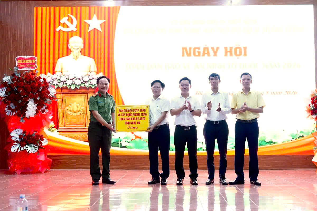 Đồng chí Đại tá Nguyễn Huy Khích, Phó Giám đốc Công an tỉnh trao quà của Ban Chỉ đạo phòng chống tội phạm, tệ nạn xã hội và xây dựng phong trào toàn dân bảo vệ an ninh Tổ quốc tỉnh tặng Đảng bộ, chính quyền và Nhân dân xã Thiên Nhẫn