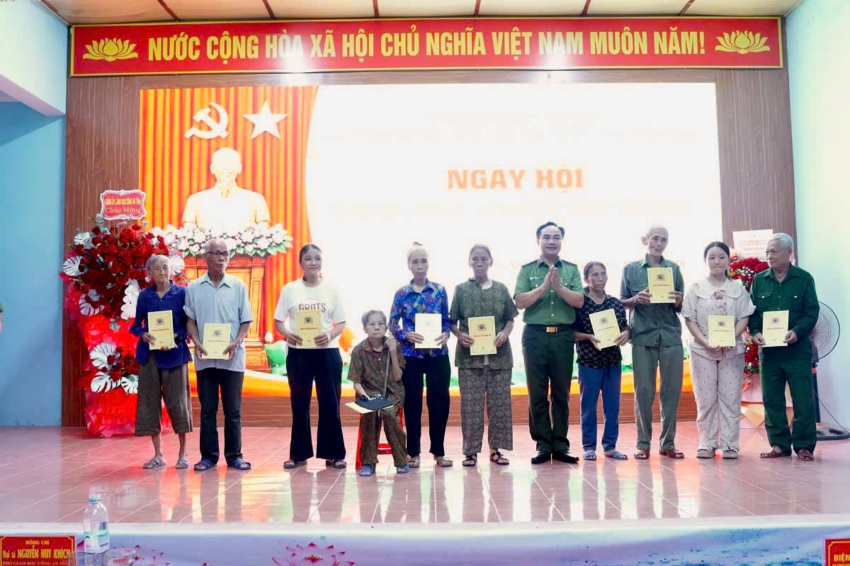Đồng chí Đại tá Nguyễn Huy Khích, Phó Giám đốc Công an tỉnh trao quà tặng hộ gia đình chính sách