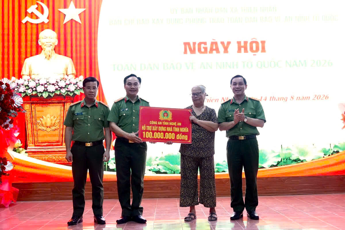 Đồng chí Đại tá Nguyễn Huy Khích, Phó Giám đốc Công an tỉnh cùng một số lãnh đạo phòng Công an tỉnh trao biểu trưng hỗ trợ xây dựng nhà tình nghĩa tặng hộ gia đình có hoàn cảnh khó khăn