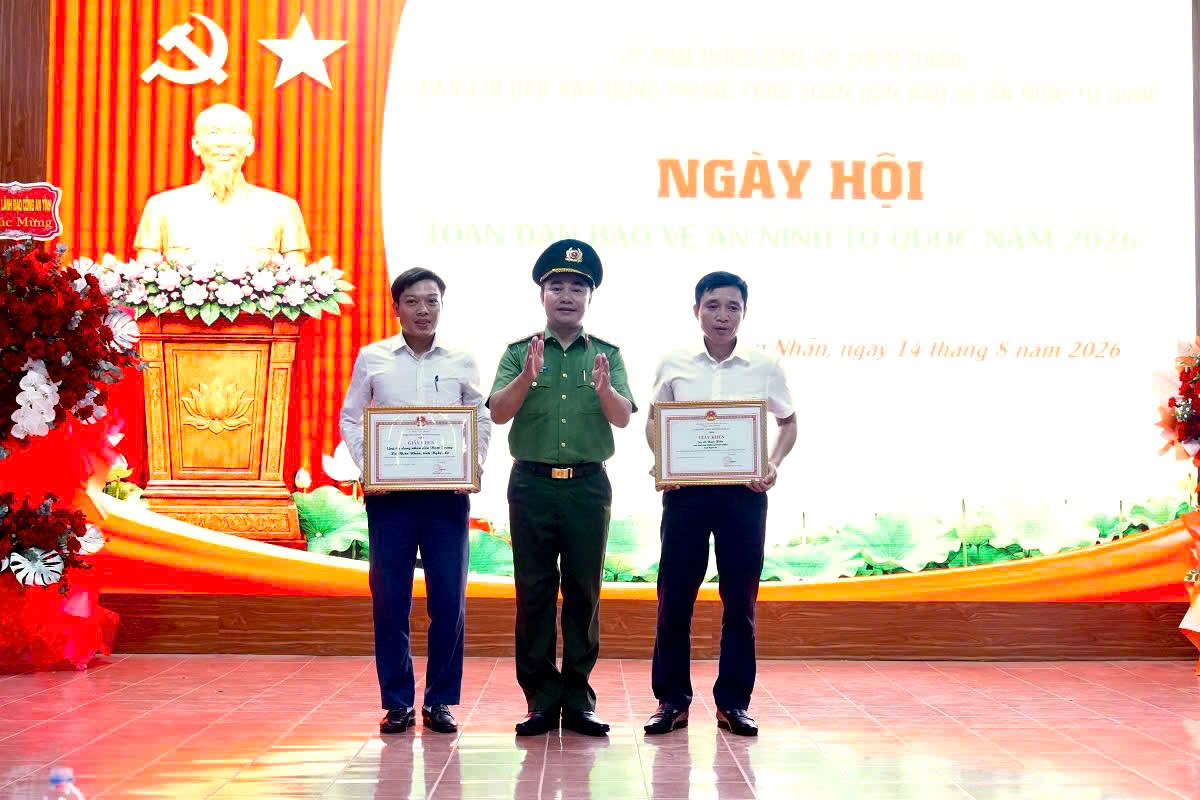 Đồng chí Đại tá Nguyễn Huy Khích, Phó Giám đốc Công an tỉnh trao Giấy khen của Giám đốc Công an tỉnh tặng tập thể, cá nhân có thành tích xuất sắc trong phong trào toàn dân bảo vệ an ninh Tổ quốc