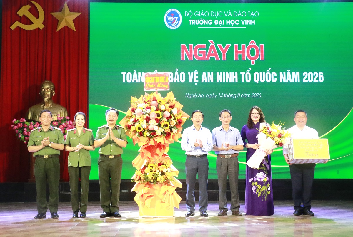 Công an tỉnh tặng hoa chúc mừng Trường Đại học Vinh