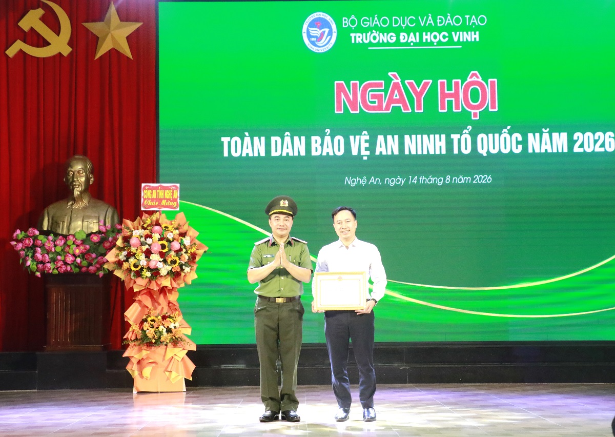 Đồng chí Đại tá Nguyễn Huy Khích, Phó Giám đốc Công an tỉnh trao Giấy khen của Giám đốc Công an tỉnh tặng tập thể có thành tích trong bảo đảm an ninh trật tự và xây dựng phong trào toàn dân bảo vệ an ninh Tổ quốc