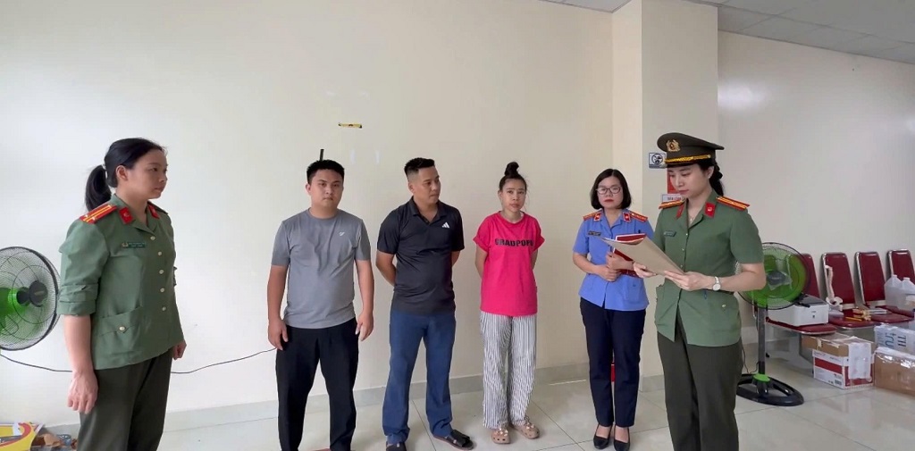 Cơ quan An ninh điều tra Công an tỉnh Nghệ An đọc Quyết định khởi tố vụ án, khởi tố bị can đối với Vi Văn Đông, Vũ Thị Hà và Phạm Bá Tài về tội “Lừa đảo chiếm đoạt tài sản”