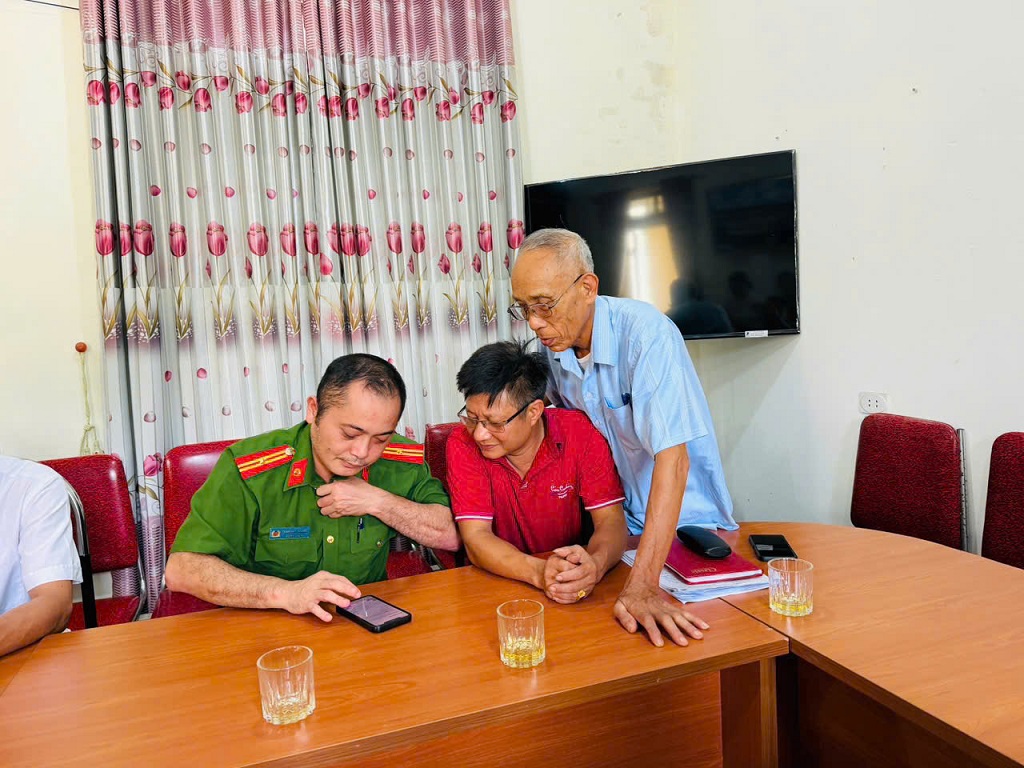 Công an xã hỗ trợ người dân