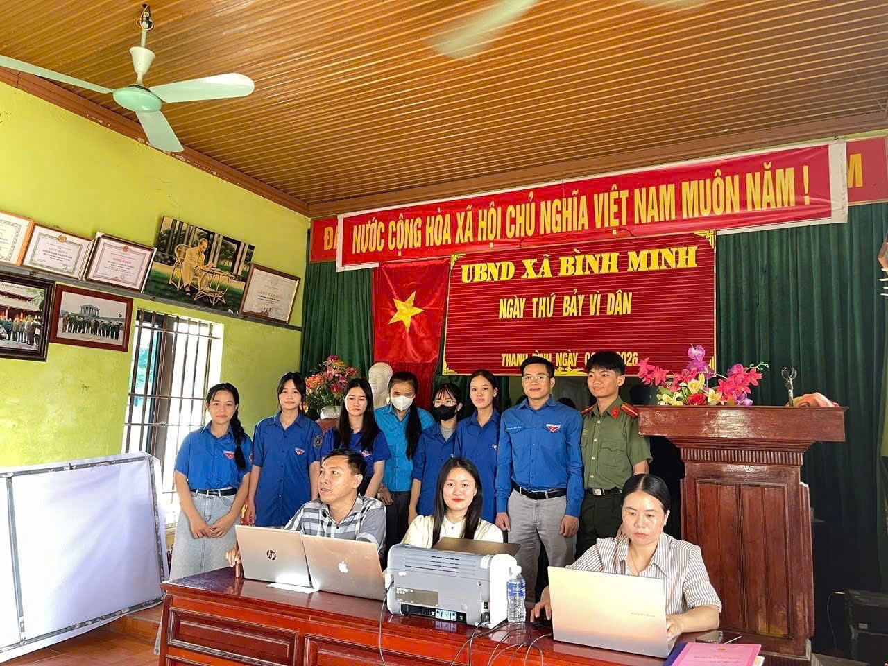 Công an xã hỗ trợ người dân