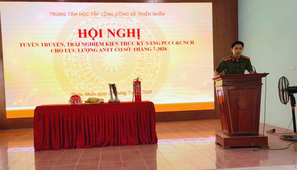 Cán bộ Công an xã tuyên truyền công tác phòng cháy, chữa cháy và cứu nạn, cứu hộ cho lực lượng ANTT cơ sở trên địa bàn xã.