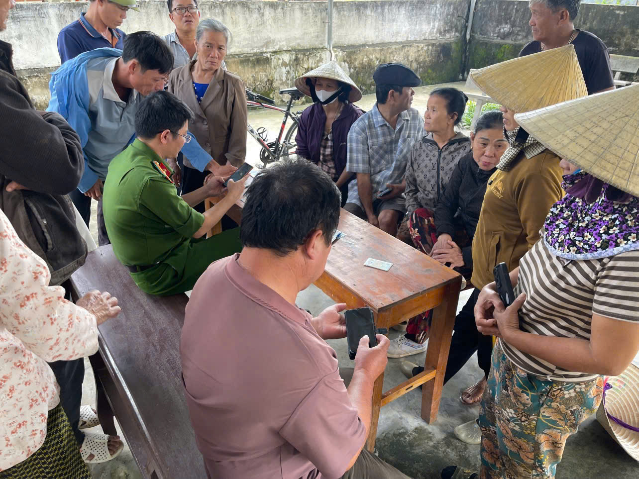 Công an xã hỗ trợ người dân
