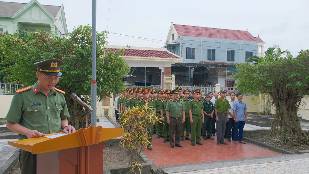 Công an xã dâng hương, dâng hoa tại Nghĩa trang Liệt sĩ 