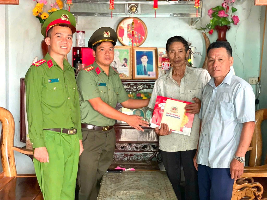 Công an xã thăm hỏi, tặng quà nhân Ngày Thương binh - Liệt sĩ